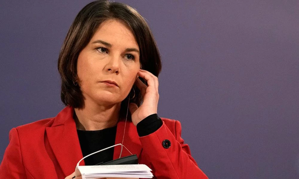Διέκοψε επίσκεψη σε ουκρανική πόλη η Μπέρμποκ - Την παρακολουθούσε ρωσικό drone